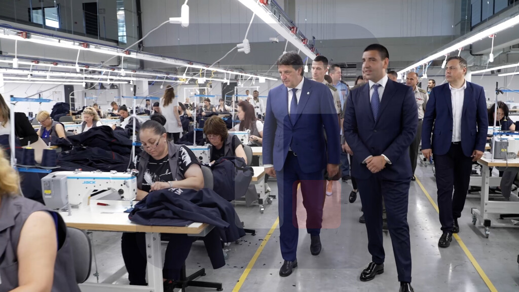 Ministar Gašić obišao fabriku "LUSS textile" u Kruševcu