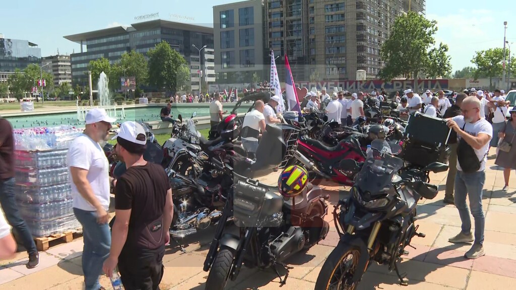Veliki broj bajkera kod Palate Srbija,odakle će krenuti na skup Srbija jedna porodica