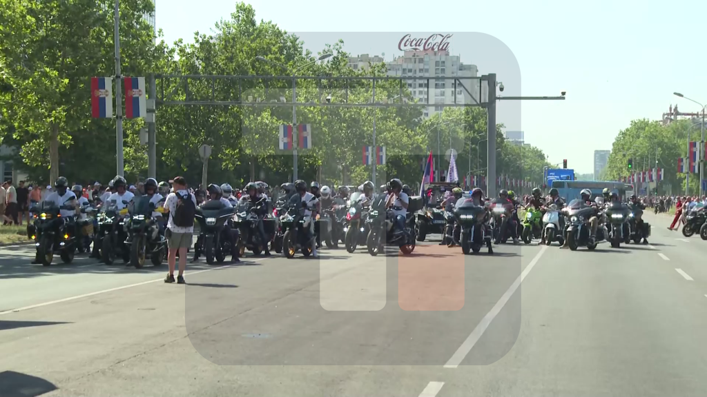 Velika grupa bajkera krenula od Palate Srbija ka Skupštini na skup Srbija jedna porodica