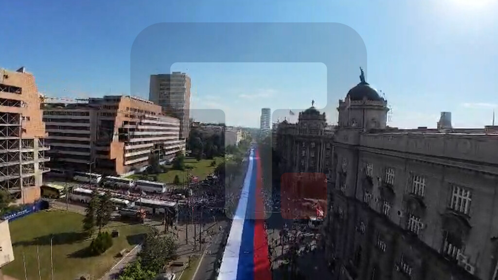 Učesnici skupa Srbija jedna porodica poneli najveću srpsku zastavu ka Skupštini