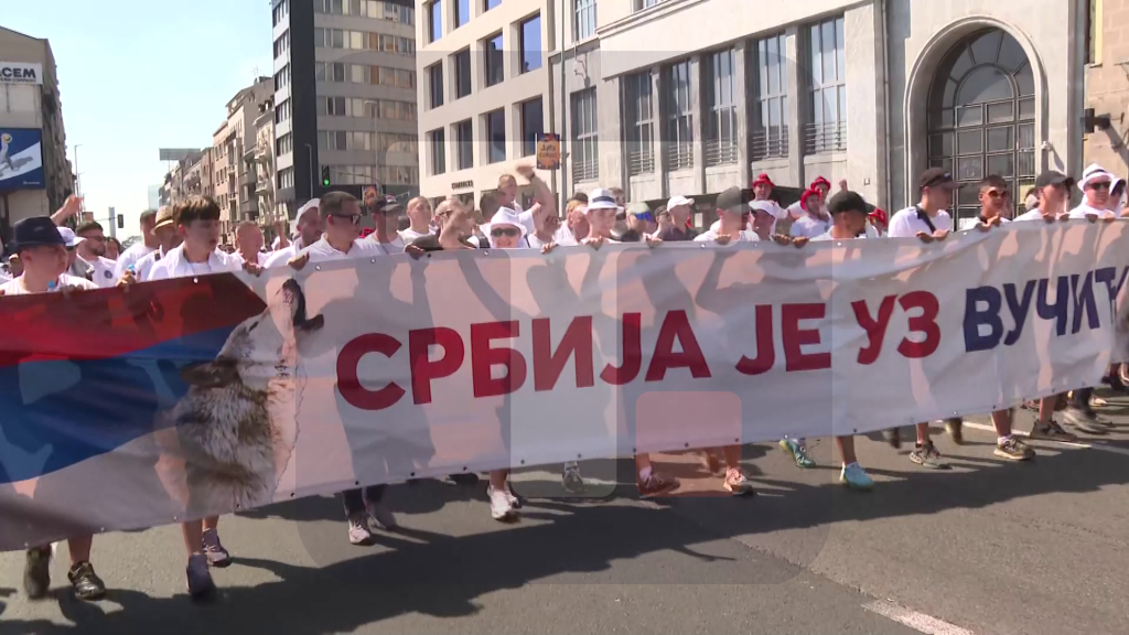 Građani pristižu na skup ispred Skupštine, Brankov most zatvoren za saobraćaj