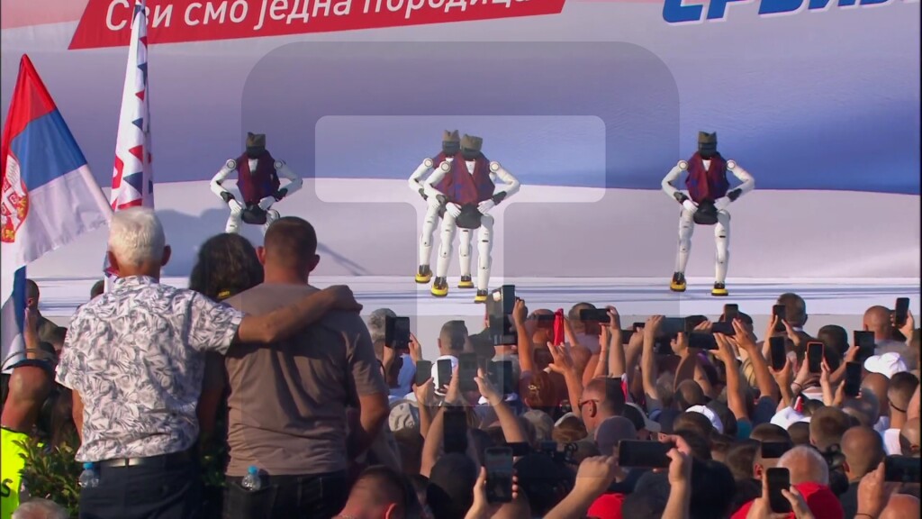 Na skupu ispred Skupštine Srbije humanoidni roboti igraju "moravac"