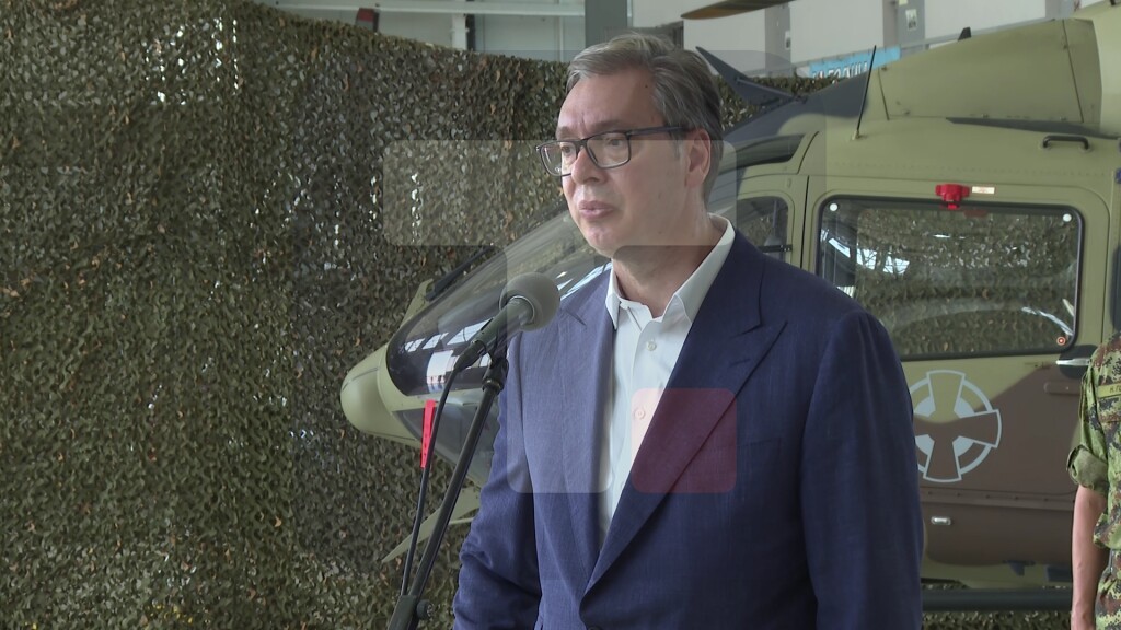 Vučić: Dok jedni blokiraju puteve, drugi ih grade