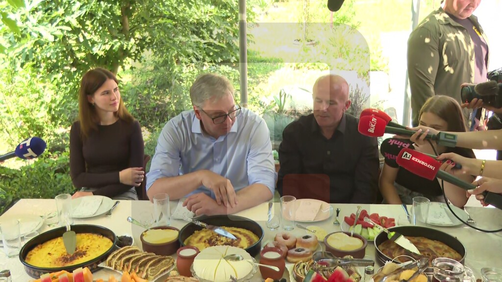 Vučić u poseti porodici Palalić u mestu Jezero u Republici Srpskoj