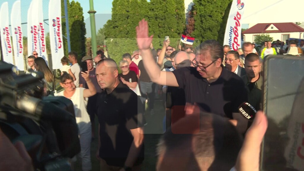 Vučić u Belegišu, dočekao ga veliki broj građana