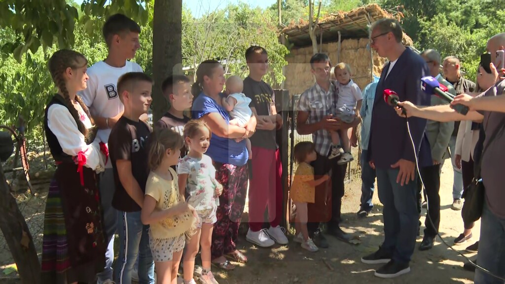 Vučić obilazi porodicu Jovanović u selu Sibnica u opštini Rekovac