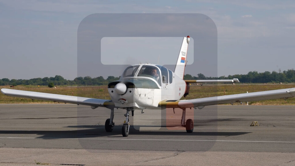 U toku letačka obuka lovačko-bombarderske eskadrile na aerodromu u Lađevcima