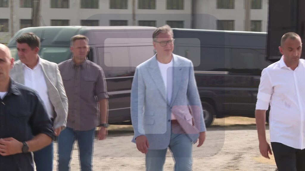 Vučić u Ljuboviji, u okviru posete Mačvanskom okrugu, razgovara sa građanima