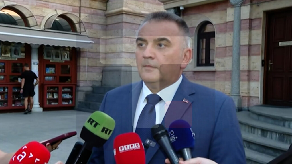 Počast generalu Mladiću odata u više gradova i hramova Republike Srpske