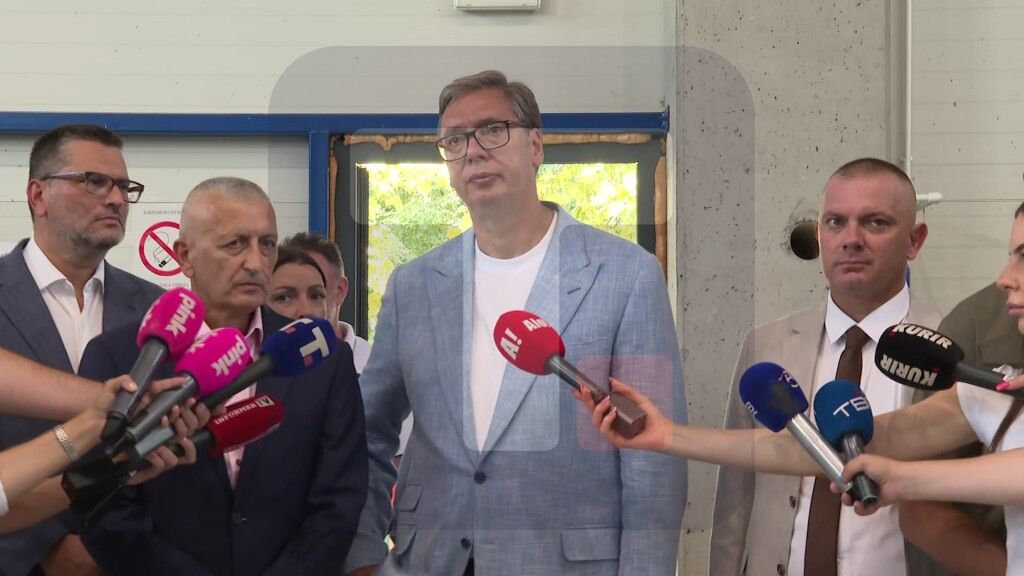 Vučić u Osečini obilazi preduzeće "Krušik-Plastika" a.d.