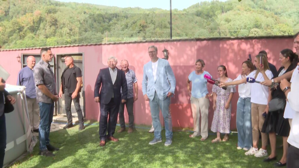 Vučić obilazi preduzeće "STR Ada" u selu Voljevci u opštini Mali Zvornik