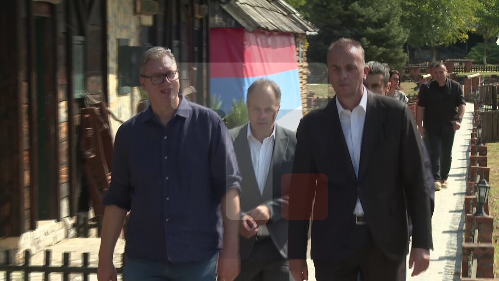 Vučić u poseti etno selu "Moravski konaci" kod Velike Plane