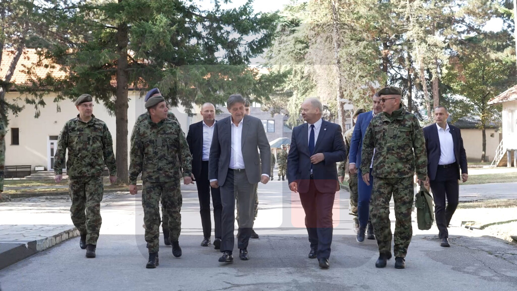 Gašić obišao rekonstruisanu kasarnu u Vranju