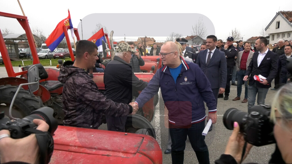 Kruševac: Ministri posetili besplatnu podelu zaštitnih ramova za traktore