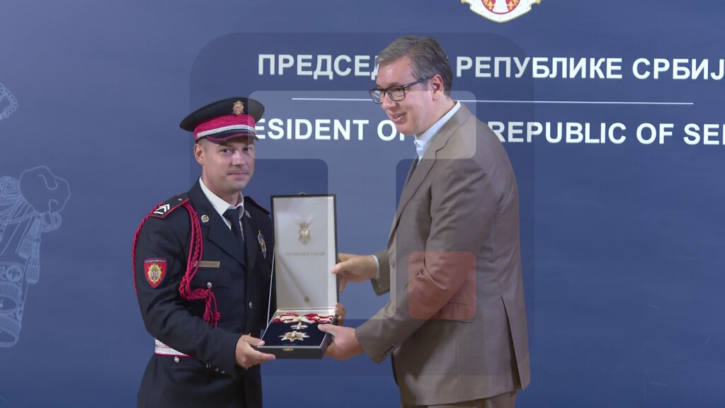 Vučić uručio odlikovanja pripadniku Žandarmerije Milošu Jevremoviću