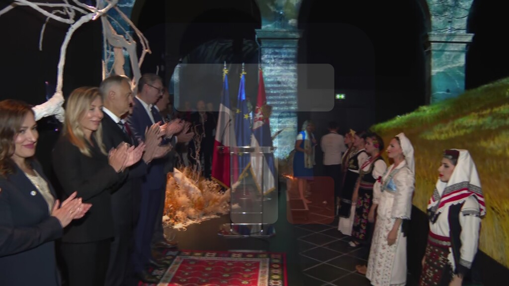 Vučić prisustvovao jedinstvenom performansu na otvaranju Srpske kuće u Parizu