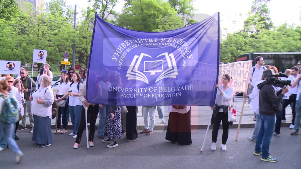 Ispred Ministarstva prosvete protest neformalnih grupa, zatvorena Nemanjina u smeru ka Slaviji