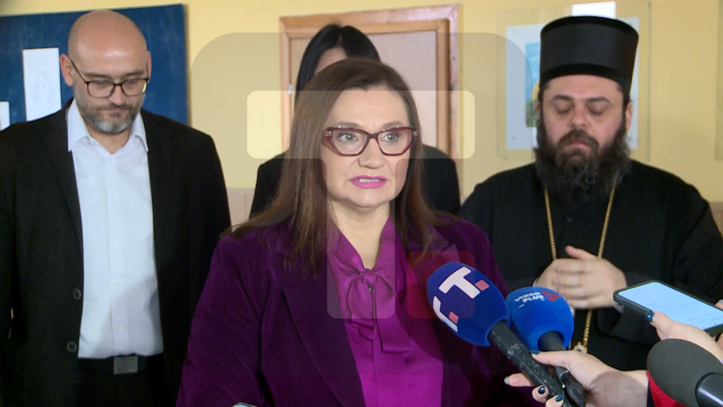 Maletić: Smatram da moramo da idemo u korak sa vremenom, pa s obzirom da mi jesmo mala škola, ali želimo da i naši učenici imaju isti program i kvaltet nastave, kao učenici u većim mestima