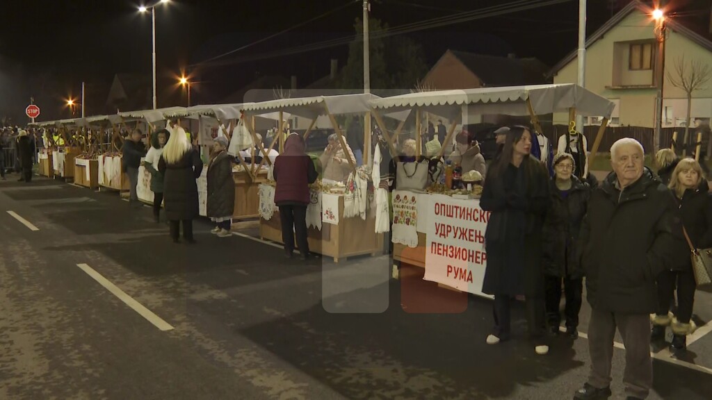 Štandovi ispred nove sportske hale u Putincima