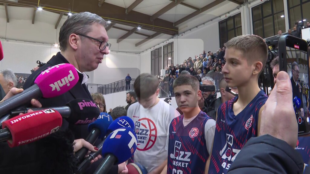 Vučić sa sportistima u novoj sportskoj hali u Putnicima