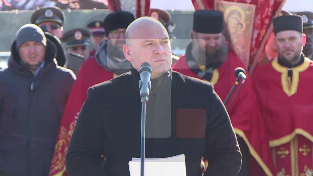 Aritonović: Plivanjem za krst delimo blagoslov ovog dana