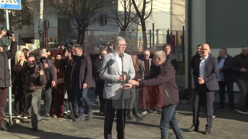 Vučić  na ceremoniji otvaranja rekonstruisane "Gimnazije Mladenovac"