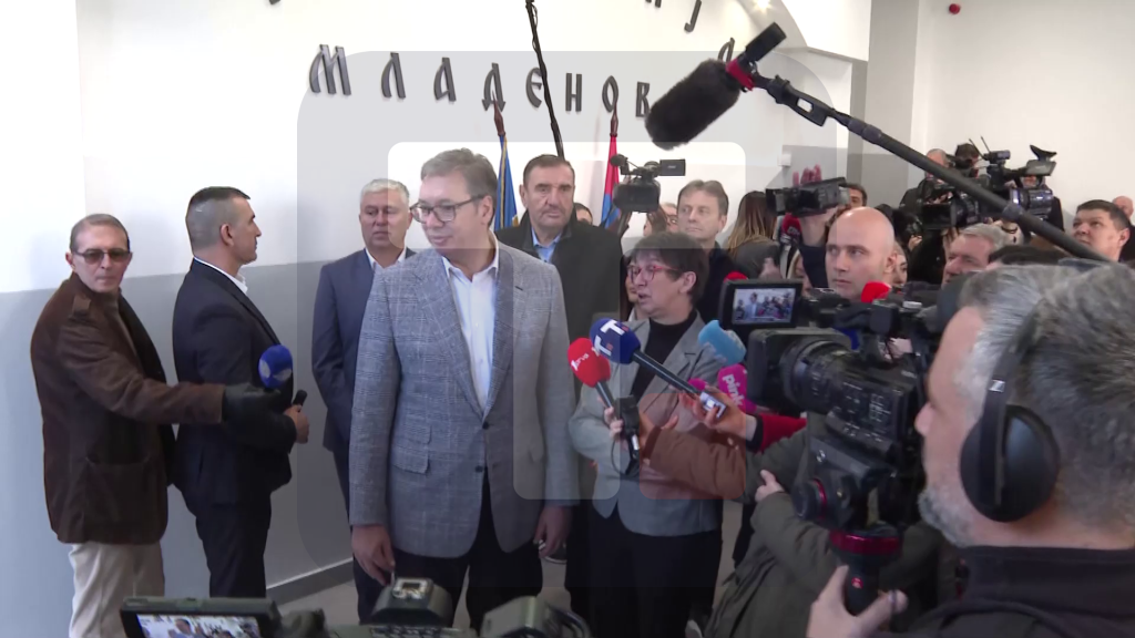 Vučić obilazi rekonstruisanu "Gimnaziju Mladenovac"