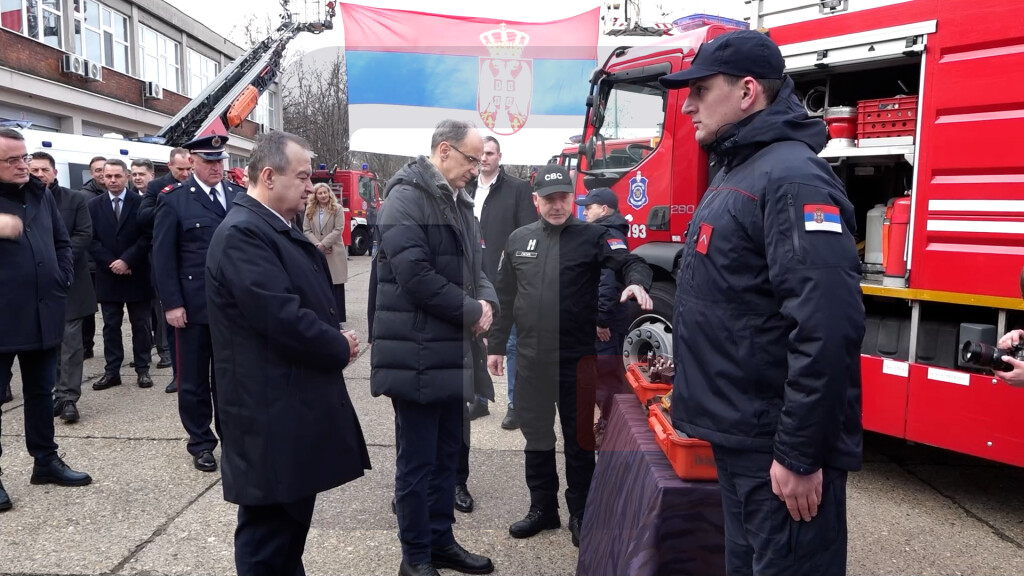 Ministar Dačić i premijer Macut posetili Sektor za vanredne situacije