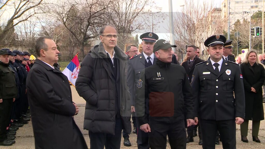 Dačić zajedno sa Macutom uručio ključeve pet novih vatrogasno-spasilačkih vozila