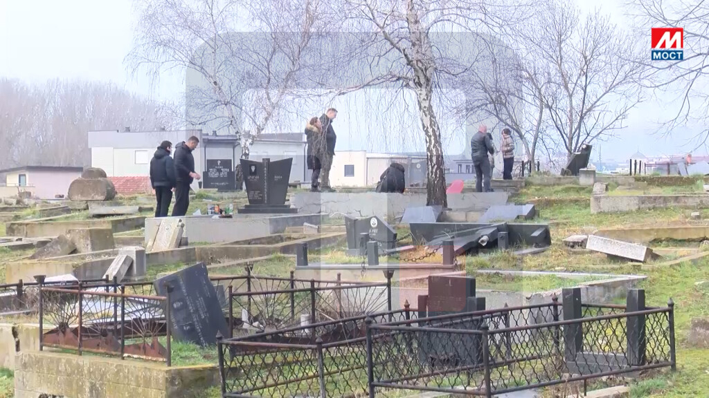 Srbi na Zadušnice obišli groblje u južnom delu Kosovske Mitrovice