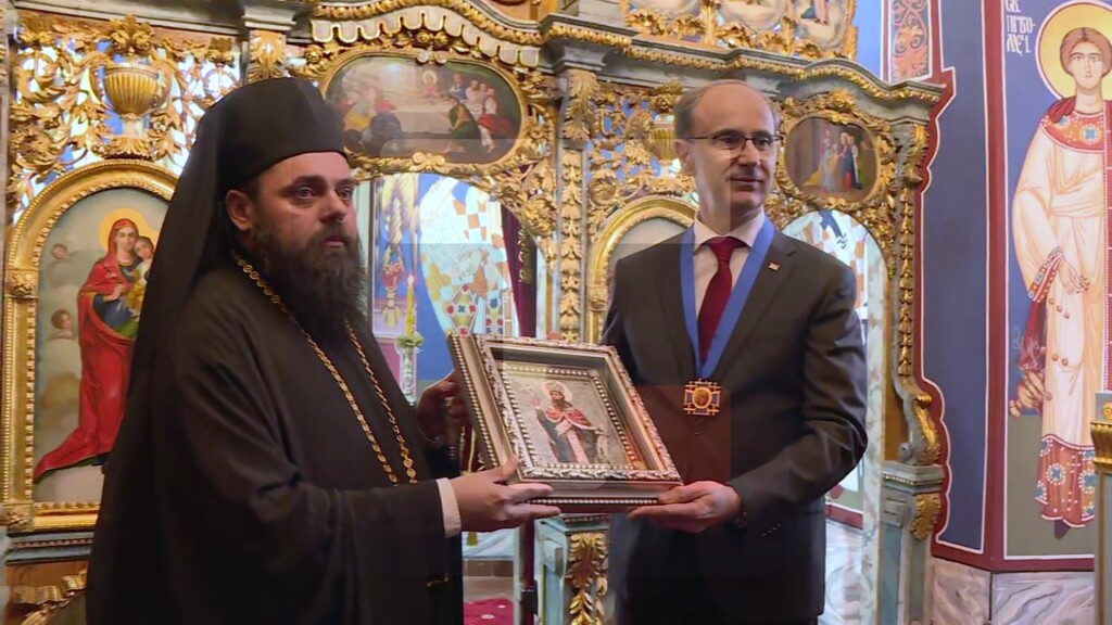 Macut odlikovan najvišim odlikovanjem Eparhije osečkopoljske i baranjske
