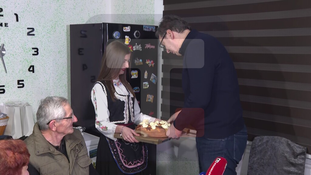 Vučić stigao u selo Gornjane kod Bora, obilazi porodicu Kumbrijanović