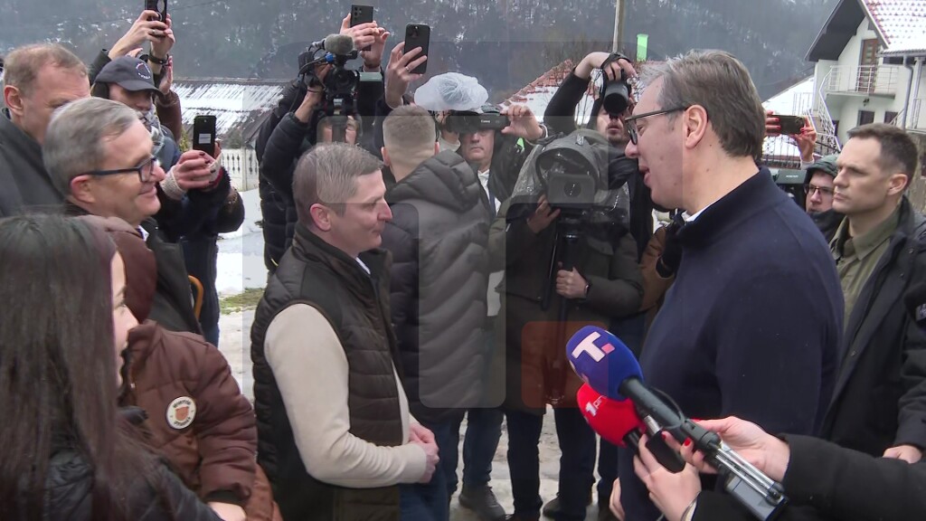 Vučić u poseti porodici Simonović u naselju Jasikovo