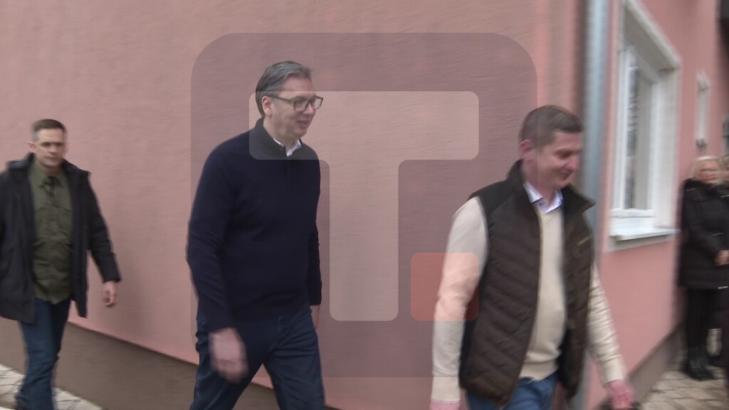 Vučić u poseti porodici Simonović u naselju Jasikovo