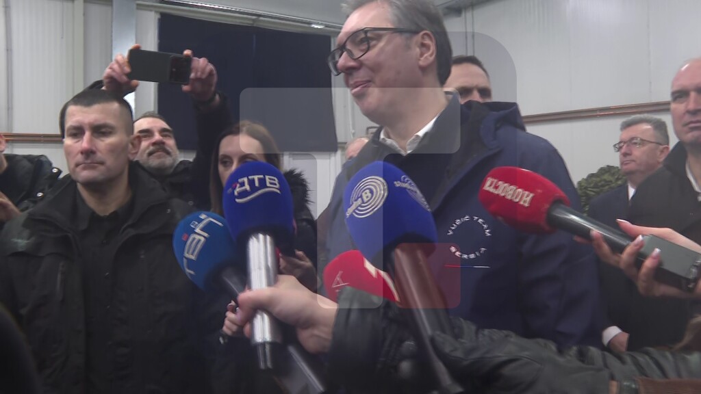 Vučić: Postaraću se da sve žene u preduzeću Jumka budu zaposlene da dobiju ugovore za stalno