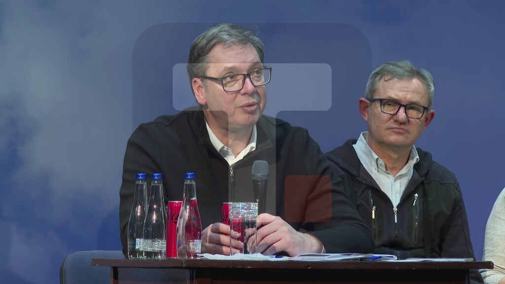 Vučić: Pobeđujemo radom i napretkom