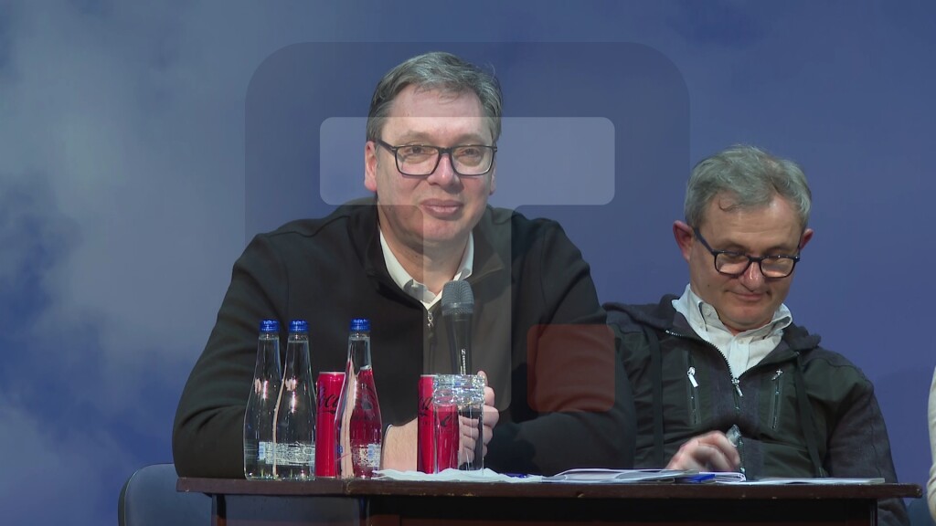 Vučić u razgovoru sa građanima Kladova