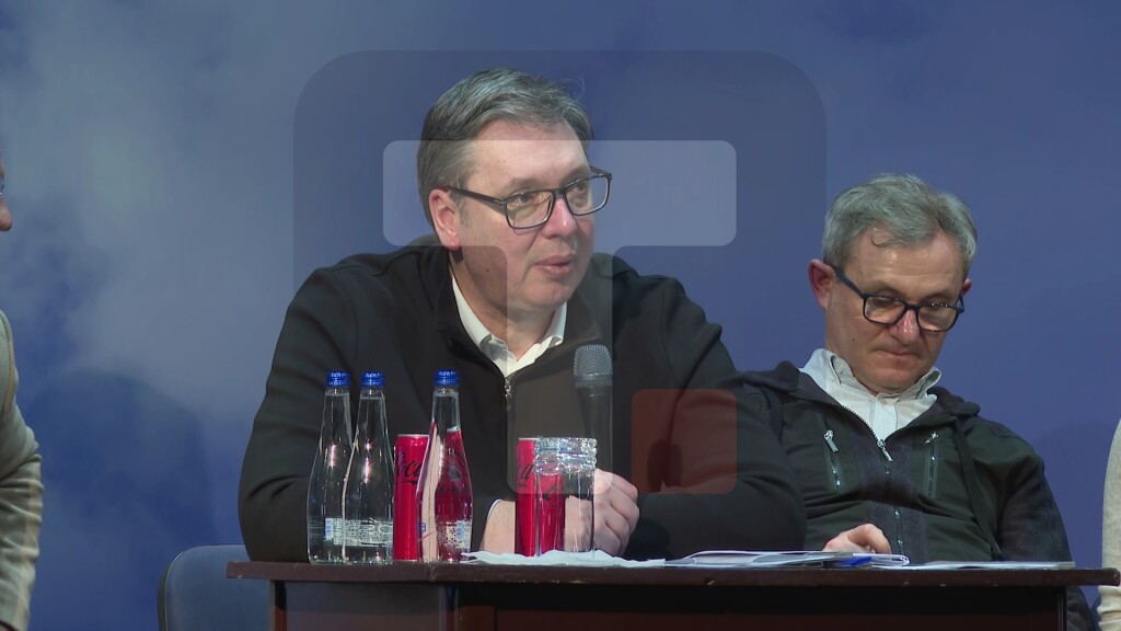Vučić u razgovoru sa građanima Kladova o putevima