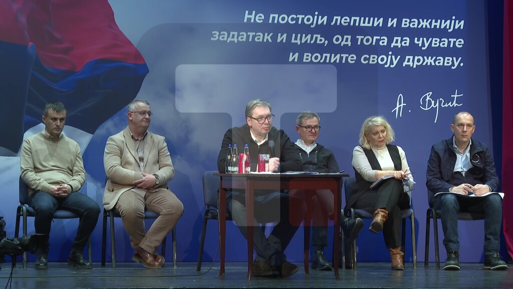 Predsednik razgovara sa građanima Kladova o njihovim brigama