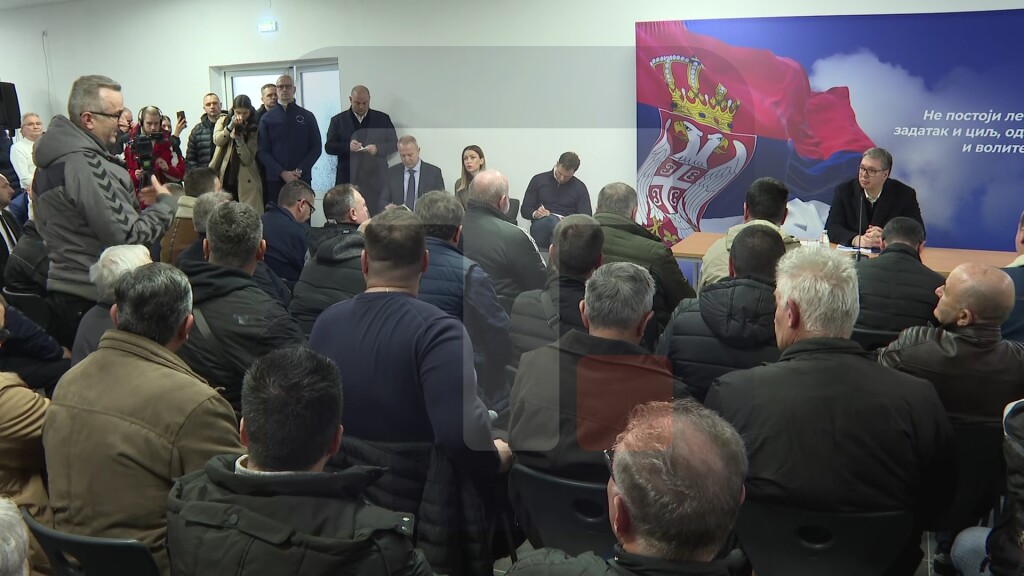 Vučić sa meštanima o unapređenju puteva