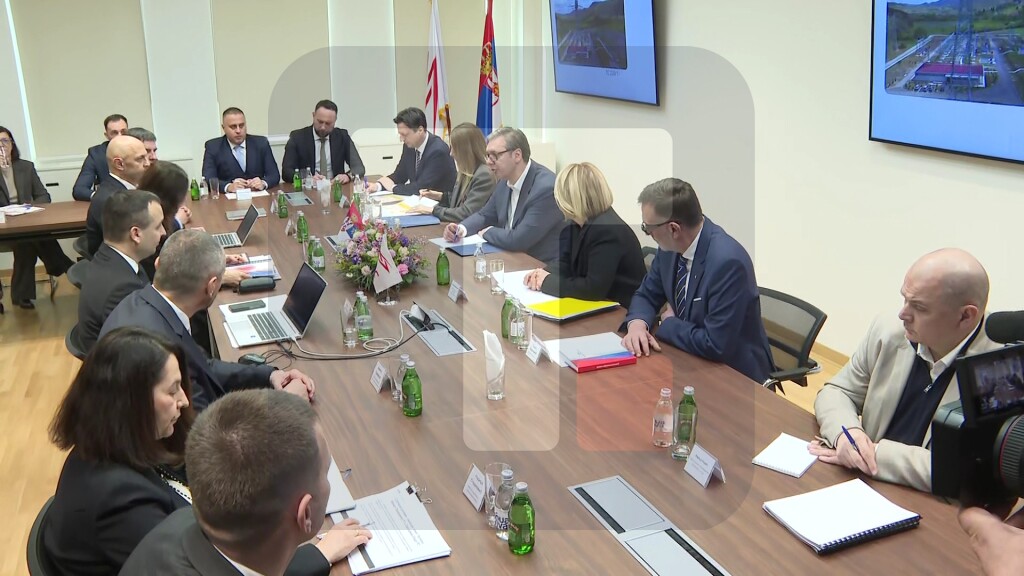 Vučić obilazi dispečerski centar EMS, nakon obilaska sastanak sa rukovodstvom