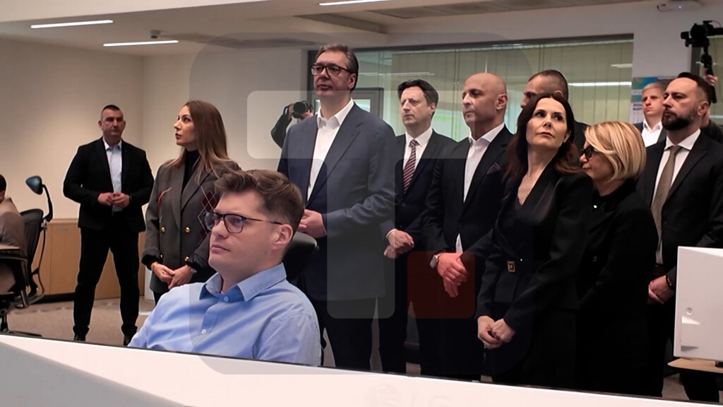 Vučić obilazi dispečerski centar EMS