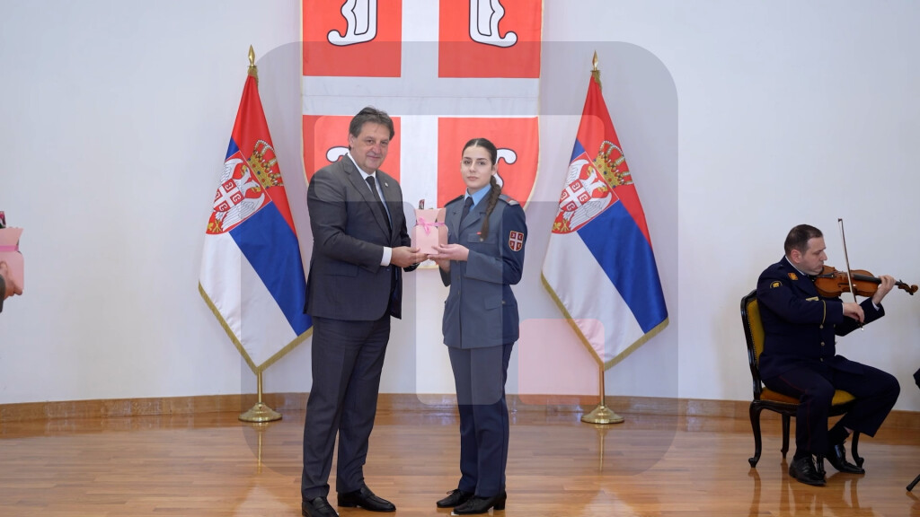 Gašić povodom Dana žena uručio poklone pripadnicama sistema odbrane