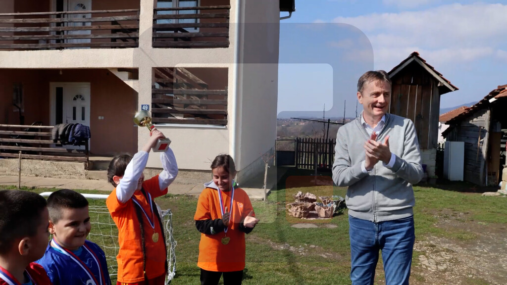 Ministar Glišić posetio dragačevsko selo Milatovići, sa najmlađima igrao fudbal