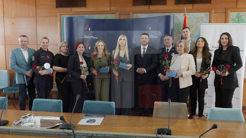 ABS: Plakete za žene koje su dale doprinos unapređenju bezbednosti saobraćaja u Srbiji