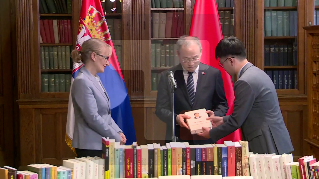 Amabasada Kine donirala knjige Skupštini Srbije, među naslovima i dela Si Đinpinga