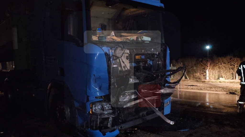 Troje povređeno u sudaru automobila i kamiona na putu Novi Pazar - Raška