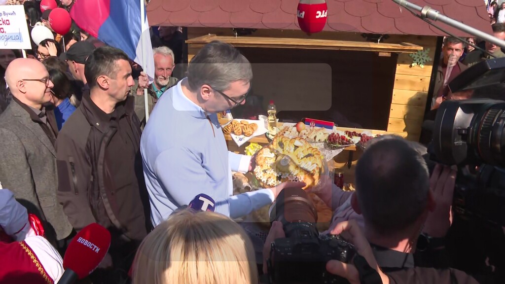 Vučić u Azanji obilazi štandove domaćih proizvoda i razgovara sa meštanima