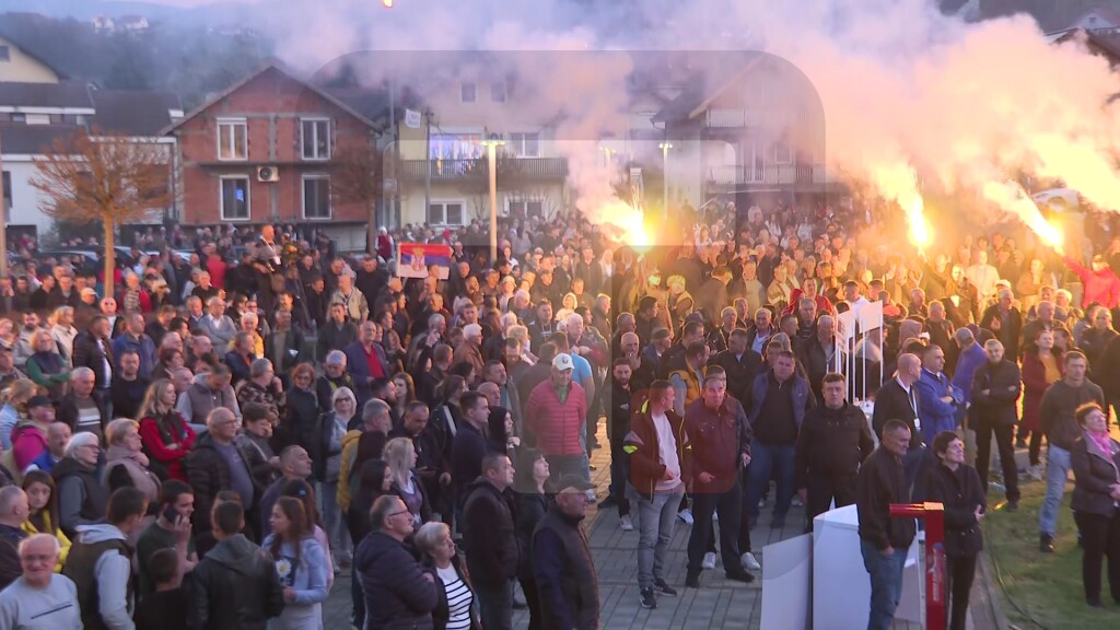 Pristalice Aleksandra Vučića na mitingu u Bajinoj Bašti
