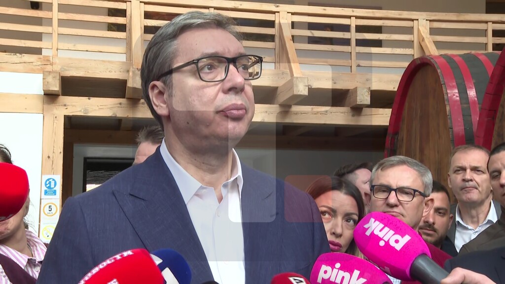 Vučić u razgovoru sa vlasnicima destilerije „BB Klekovača“